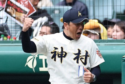 【智弁学園－神村学園】七回表のピンチを切り抜け、ガッツポーズをする神村学園の小田大介監督＝阪神甲子園球場で2026年3月25日、玉城達郎撮影