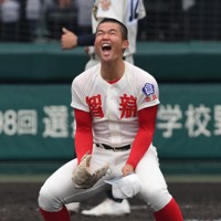【智弁学園－神村学園】延長タイブレーク十回裏神村学園2死二、三塁、最後の打者を打ち取り、喜ぶ智弁学園の先発・杉本真滉＝阪神甲子園球場で2026年3月25日、久保玲撮影