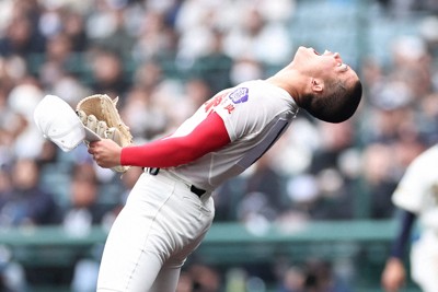 【智弁学園－神村学園】延長タイブレーク十回裏神村学園2死二、三塁、最後の打者を打ち取り、喜ぶ智弁学園の先発・杉本真滉＝阪神甲子園球場で2026年3月25日、玉城達郎撮影