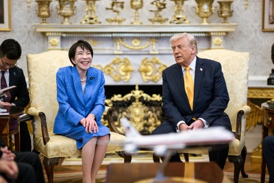 「愛嬌を頼りにほぼ無傷で乗り切った」高市早苗首相。だが先行きは不透明だ（右はトランプ米大統領、ホワイトハウス公開）