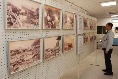 明治三陸地震津波の被災写真などが展示されている企画展＝岩手県釜石市で2026年3月20日、奥田伸一撮影