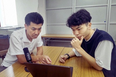 チャンネルについて話し合う泉健太氏（左）と安村太希さん。泉氏は安村さんを「物おじせず、自分のしたいことに一直線」と評価する＝安村太希さん提供