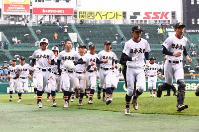 【花咲徳栄－日本文理】花咲徳栄に敗れ、グラウンドを後にする日本文理の選手たち＝阪神甲子園球場で2026年3月25日、玉城達郎撮影