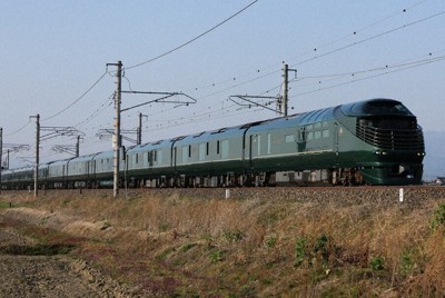 琵琶湖を巡る新コースの初運行で走る「トワイライトエクスプレス瑞風」＝長浜市高橋町で、長谷川隆広撮影