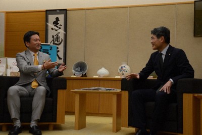意見を交わす佐賀県の山口祥義知事（左）と長崎県の平田研知事＝佐賀市で2026年3月25日午後4時52分、西貴晴撮影