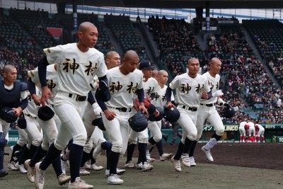 【智弁学園－神村学園】智弁学園に敗れた神村学園の選手たち＝阪神甲子園球場で2026年3月25日