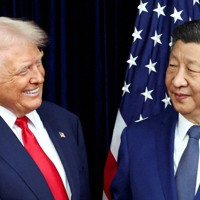 会談するトランプ米大統領（左）と中国の習近平国家主席＝韓国・釜山で2025年10月30日、ロイター