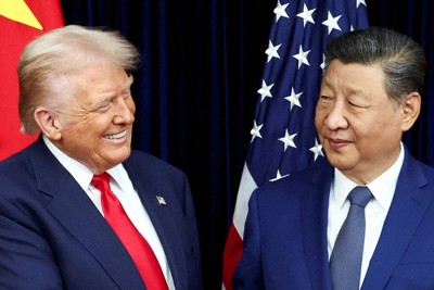 会談するトランプ米大統領（左）と中国の習近平国家主席＝韓国・釜山で2025年10月30日、ロイター