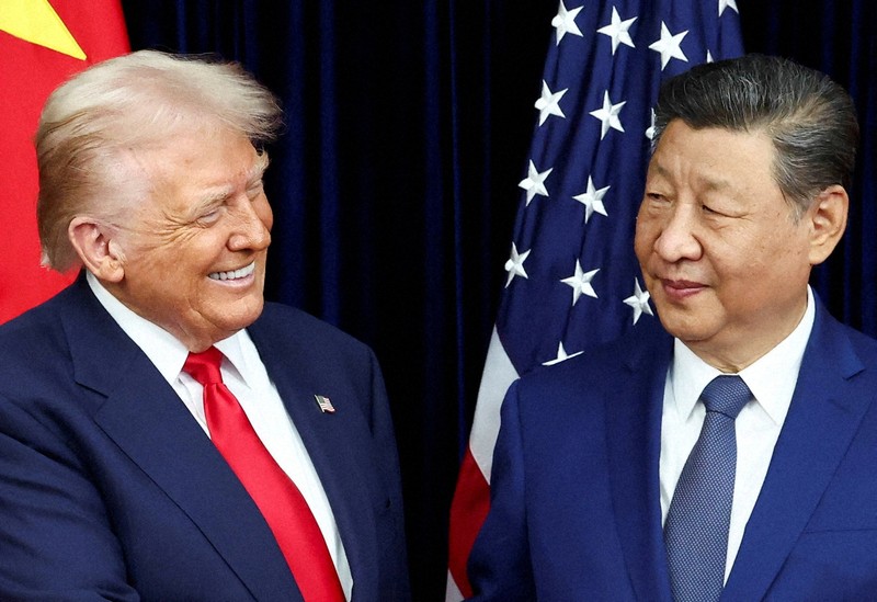 会談するトランプ米大統領（左）と中国の習近平国家主席＝韓国・釜山で2025年10月30日、ロイター