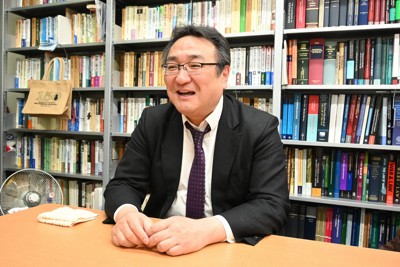 取材に応じる国際法学者で早稲田大法学学術院教授の萬歳寛之氏＝東京都新宿区の同大で2026年3月11日午後3時16分、川口峻撮影