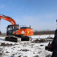 遠隔操作訓練中の地雷除去用クレーン車＝ウクライナ東部ハルキウで2026年2月23日、宮川裕章撮影