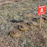ロシア軍が設置した地雷＝ウクライナ南部ヘルソン州プラブドゥナ村で2023年2月11日、宮川裕章撮影