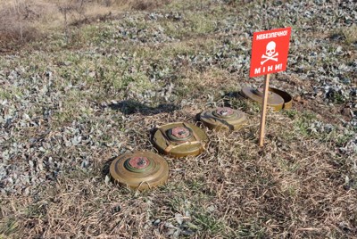 ロシア軍が設置した地雷＝ウクライナ南部ヘルソン州プラブドゥナ村で2023年2月11日、宮川裕章撮影
