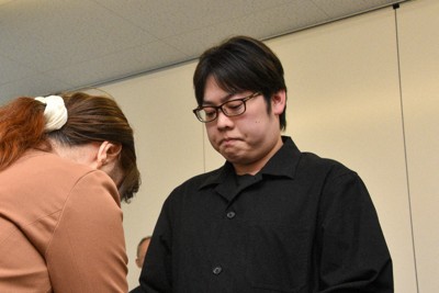 第三者委員会の松下一世委員長（左）から調査報告書を受け取る佐藤和威さん＝佐賀県鳥栖市で2026年3月26日午後1時36分、成松秋穂撮影