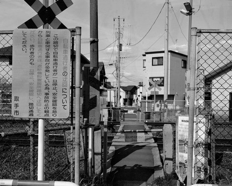 安全は自分で確保すべし、自分の身は自分で守る。遮斷機の日陰部分は「覆い焼き」、遠景は「焼き込み」で整えたが、空には乾燥むらが……（ちょっとだけ目立たなくしました）＝茨城県南部で2026年3月、中村琢磨撮影