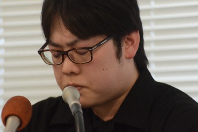 第三者委員会から報告書を受けた後の記者会見で、時折、目を閉じて深呼吸をしながら思いを語る佐藤和威さん＝佐賀県鳥栖市で2026年3月26日午後2時47分、樋口岳大撮影