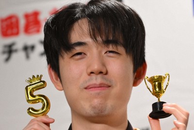 第75期王将戦第7局で挑戦者の永瀬拓矢九段に勝利して5連を達成し、ポーズをとる藤井聡太王将＝大阪府高槻市の関西将棋会館で2026年3月26日午後5時56分、北村隆夫撮影