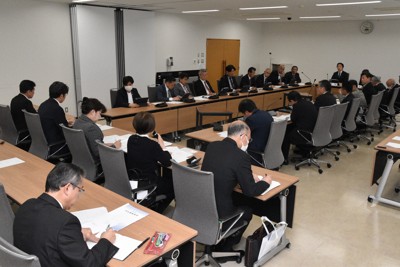 小長谷有紀・学長予定者ら旭学園関係者が出席し、武雄アジア大の入学予定者数などについて説明した武雄市議会の全員協議会＝同市で2026年3月26日午前10時13分、成松秋穂撮影