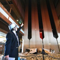 加賀屋正面玄関近くのロビー。12階までの吹き抜けの壁やガラスが地震の揺れで落下した＝石川県七尾市で2026年3月26日午後0時24分、衛藤達生撮影