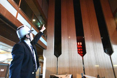 加賀屋正面玄関近くのロビー。12階までの吹き抜けの壁やガラスが地震の揺れで落下した＝石川県七尾市で2026年3月26日午後0時24分、衛藤達生撮影