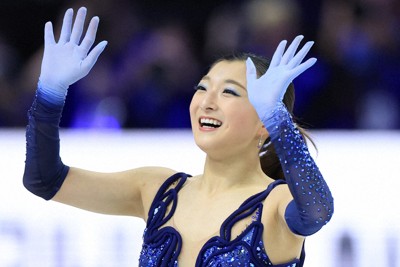 女子SPで演技を終え観客に手を振る坂本花織＝プラハ・O2アリーナで2026年3月25日、滝川大貴撮影