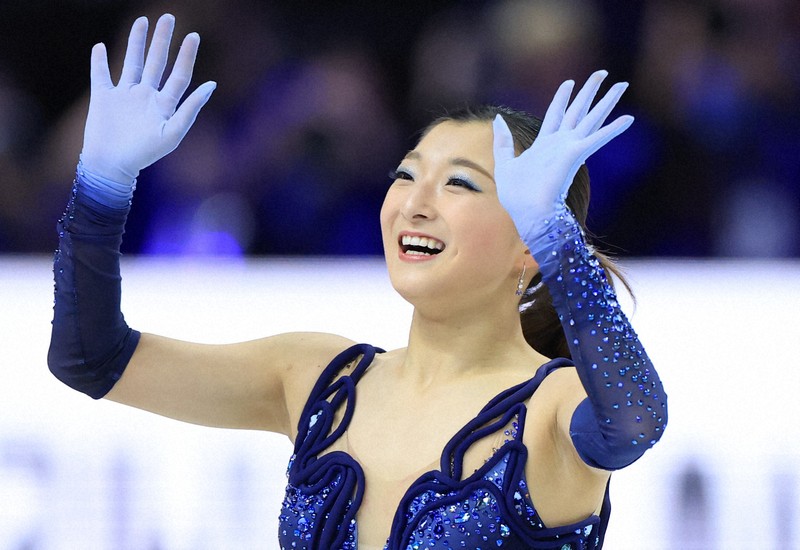 女子SPで演技を終え観客に手を振る坂本花織＝プラハ・O2アリーナで2026年3月25日、滝川大貴撮影
