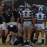 【神戸－秋田工】チーム初トライが生まれ、喜ぶ神戸の選手たち＝埼玉県熊谷市の熊谷ラグビー場で2026年3月25日午後2時11分、川村咲平撮影