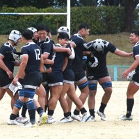 【茗渓学園－大分東明】ノーサイドの笛が鳴り、勝利を喜び合う大分東明の選手たち＝埼玉県熊谷市の熊谷ラグビー場で2026年3月26日、川村咲平撮影