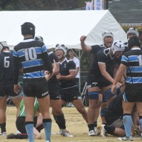 【茗渓学園－大分東明】前半、勝ち越しトライを決めて喜ぶ大分東明の選手たち＝埼玉県熊谷市の熊谷ラグビー場で2026年3月26日、川村咲平撮影