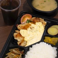 藤井聡太王将が昼食に選んだチキン南蛮弁当、アイスティー＝大阪府高槻市の関西将棋会館で2026年3月26日午後0時31分、西村剛撮影