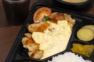 藤井聡太王将が昼食に選んだチキン南蛮弁当、アイスティー＝大阪府高槻市の関西将棋会館で2026年3月26日午後0時31分、西村剛撮影