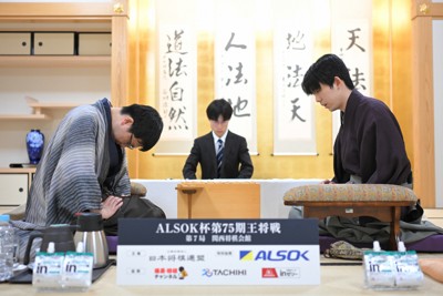 投了して一礼する永瀬拓矢九段（左）。右は勝利した藤井聡太王将＝大阪府高槻市の関西将棋会館で2026年3月26日午後3時34分、西村剛撮影