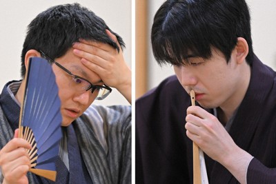 熟考する（右）藤井聡太王将、（左）永瀬拓矢九段＝大阪府高槻市の関西将棋会館で2026年3月26日午後、西村剛撮影