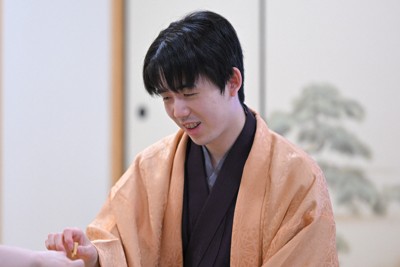 感想戦で対局を振り返る藤井聡太王将＝大阪府高槻市の関西将棋会館で2026年3月26日午後4時28分、西村剛撮影