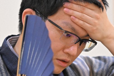 長考する永瀬拓矢九段＝大阪府高槻市の関西将棋会館で2026年3月26日午後2時25分、西村剛撮影