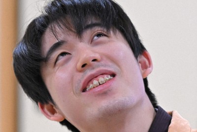 第75期王将戦第7局で永瀬拓矢九段に勝利し、感想戦で対局を振り返る藤井聡太王将＝大阪府高槻市の関西将棋会館で2026年3月26日午後5時16分、西村剛撮影
