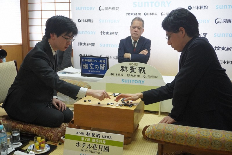 一力遼棋聖（右）に勝ち、棋聖位を初獲得した芝野虎丸新棋聖＝神奈川県箱根町で2026年3月26日、武内亮撮影