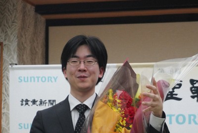 第50期棋聖戦七番勝負を制して笑顔を見せる芝野虎丸新棋聖＝神奈川県箱根町で2026年3月26日、武内亮撮影