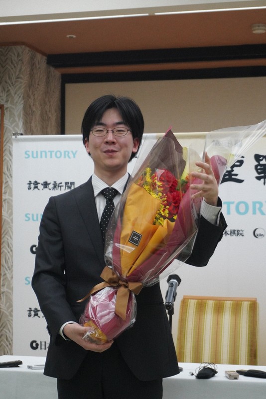 第50期棋聖戦七番勝負を制して笑顔を見せる芝野虎丸新棋聖＝神奈川県箱根町で2026年3月26日、武内亮撮影