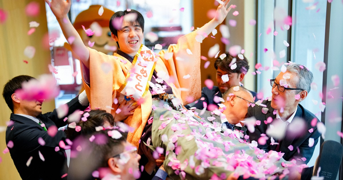 藤井聡太王将、初の胴上げに花吹雪　王将戦第7局勝者の記念撮影