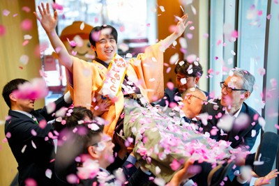 第75期王将戦で5連覇を達成し、胴上げされて笑顔を見せる藤井聡太王将＝大阪府高槻市の関西将棋会館で2026年3月26日（スポーツニッポン新聞社提供）