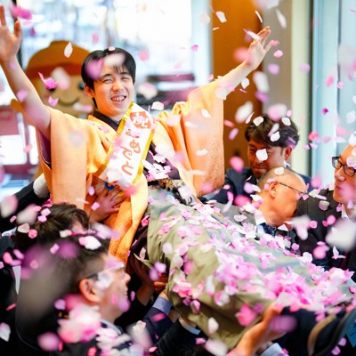 藤井聡太王将、初の胴上げに花吹雪 王将戦第7局勝者の記念撮影 | 毎日新聞