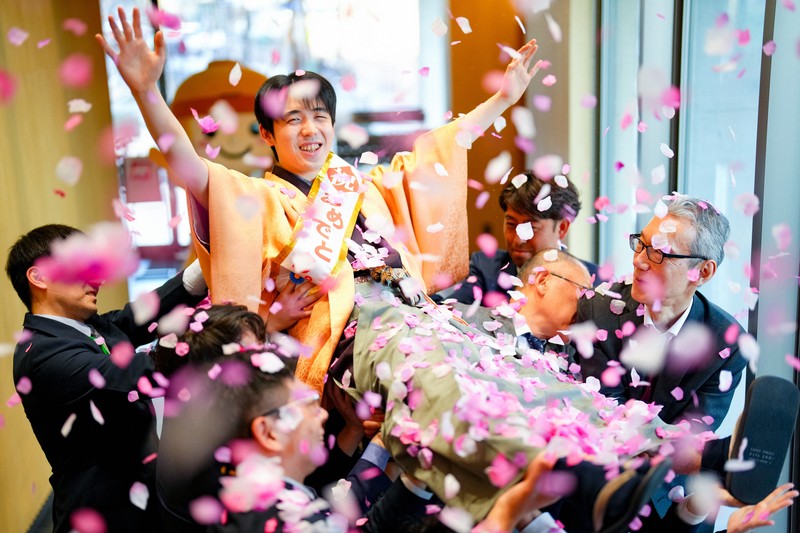 藤井聡太王将、初の胴上げに花吹雪 王将戦第7局勝者の記念撮影 | 毎日新聞