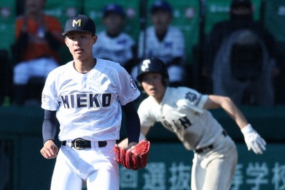 【大阪桐蔭－三重】延長タイブレーク十回表大阪桐蔭無死二、三塁、中島斉志に中犠飛を打たれた三重の4番手・古川稟久＝阪神甲子園球場で2026年3月26日、玉城達郎撮影