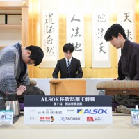 投了して一礼する永瀬拓矢九段（左）。右は勝利した藤井聡太王将＝大阪府高槻市の関西将棋会館で2026年3月26日午後3時34分、西村剛撮影