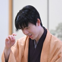 投了して一礼する永瀬拓矢九段（左）。右は勝利した藤井聡太王将＝大阪府高槻市の関西将棋会館で2026年3月26日午後3時34分、西村剛撮影