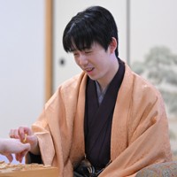 投了して一礼する永瀬拓矢九段（左）。右は勝利した藤井聡太王将＝大阪府高槻市の関西将棋会館で2026年3月26日午後3時34分、西村剛撮影