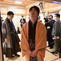 投了して一礼する永瀬拓矢九段（左）。右は勝利した藤井聡太王将＝大阪府高槻市の関西将棋会館で2026年3月26日午後3時34分、西村剛撮影