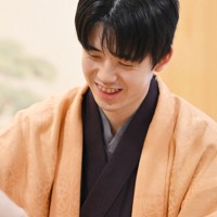 投了して一礼する永瀬拓矢九段（左）。右は勝利した藤井聡太王将＝大阪府高槻市の関西将棋会館で2026年3月26日午後3時34分、西村剛撮影