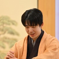投了して一礼する永瀬拓矢九段（左）。右は勝利した藤井聡太王将＝大阪府高槻市の関西将棋会館で2026年3月26日午後3時34分、西村剛撮影